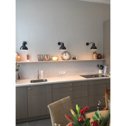 Binnenkijker zwarte wandlampen 3x Koln wandlamp customized - Verlichting van Toen
