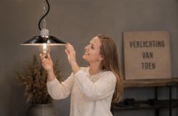 Roxanne aan het werk - Verlichting van Toen