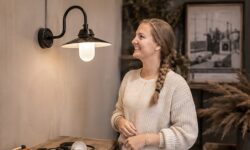 Roxanne staat bij wandlamp - Verlichting van Toen