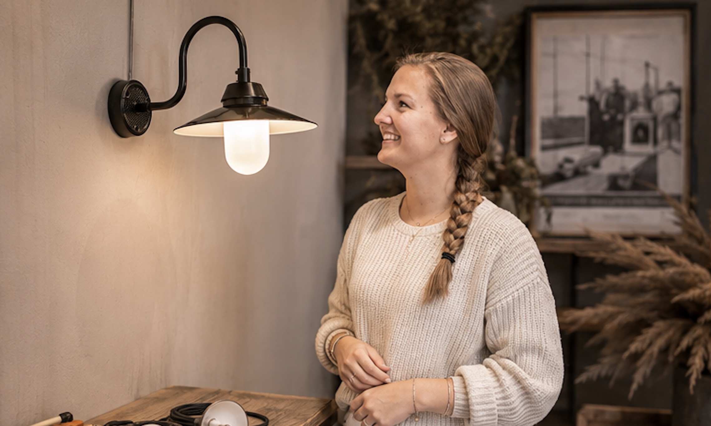 Roxanne bij een klassieke industriele wandlamp van Verlichting van Toen
