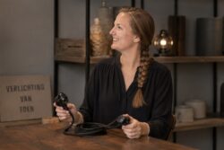 Roxanne zittend aan het werk - Verlichting van Toen