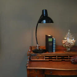 Frankfurt bureaulamp op oud bureau - Verlichting van Toen