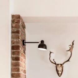 Dusseldorf wandlamp aan stenen muur - Verlichting van Toen